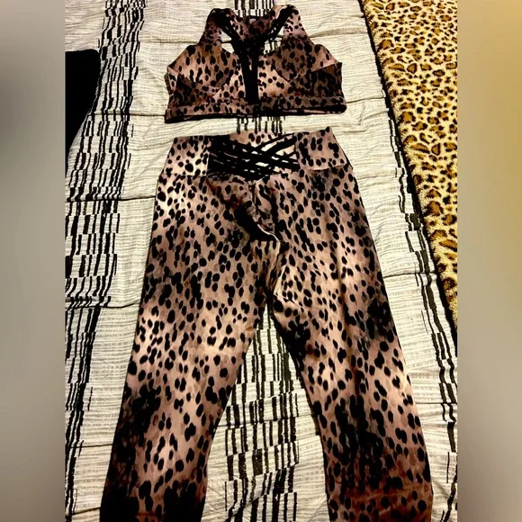 NWOT Cheetah Print Fabletics Work Out Set - Picture 2 of 2